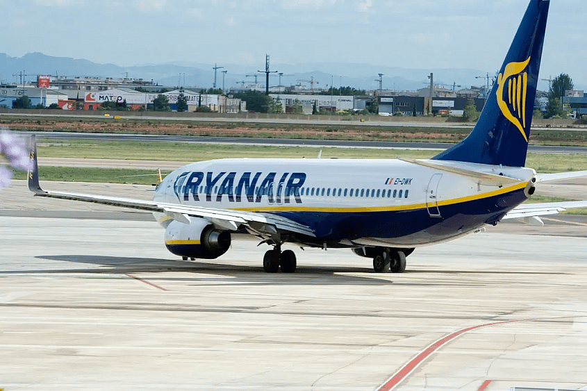 Ryanairin lentokone asematasolla ennen l&auml;ht&ouml;&auml;