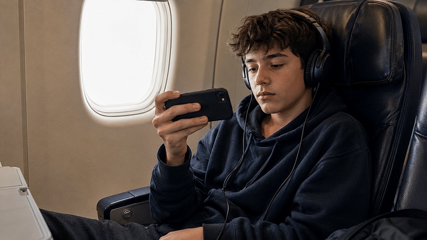 Tinejdžer gleda YouTube u avionu